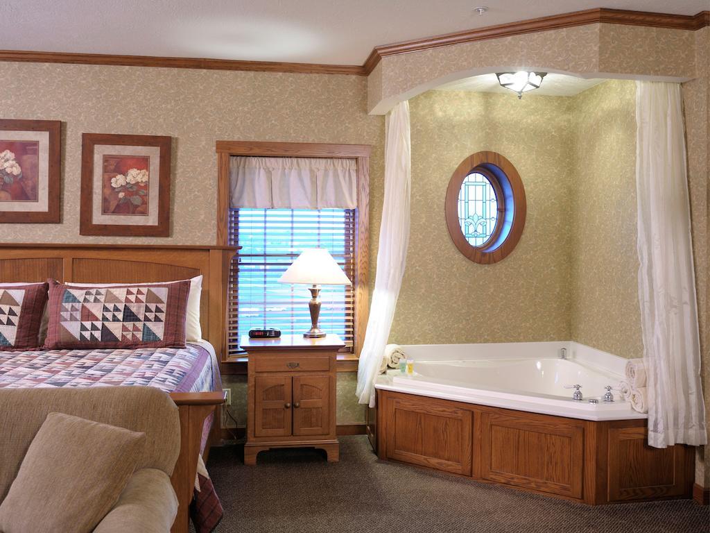 Carlisle Inn Sugarcreek Room photo